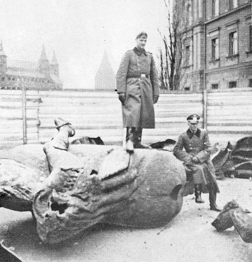 Разрушенный памятник Грюнвальду. Ноябрь 1939 г.