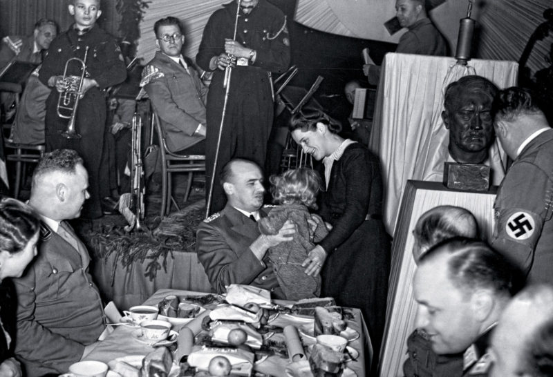 Губернатор Ганс Франк во время встречи сочельника. Декабрь 1939 г.