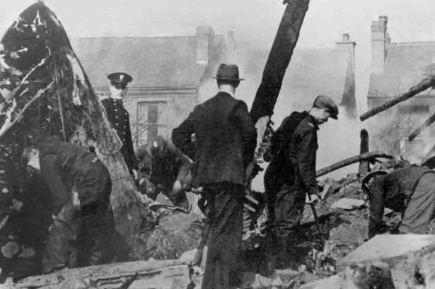 Спасатели и полицейские на развалинах города. Ноябрь 1940 г.