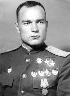 Дважды Герой Советского Союза майор Лавриненков. 1944 г. 