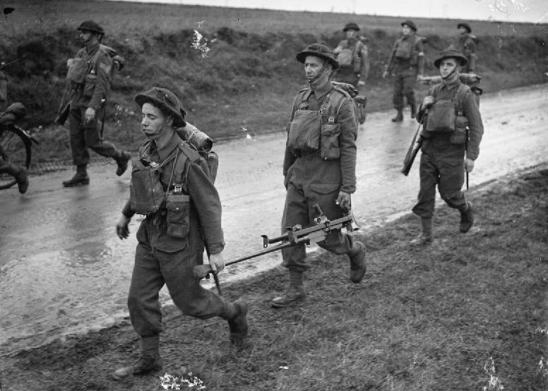 Солдаты королевских ирландских стрелков на марше в Гаврелле, близ Арраса. 17 октября 1939 г. 
