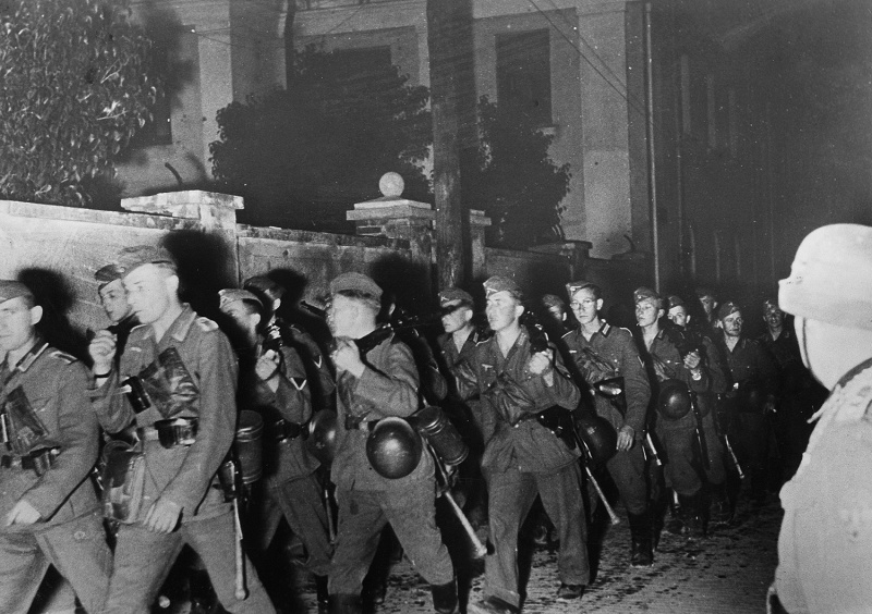 Колонна немецкой пехоты на марше в ночь с 22 на 23 июня 1941 г.