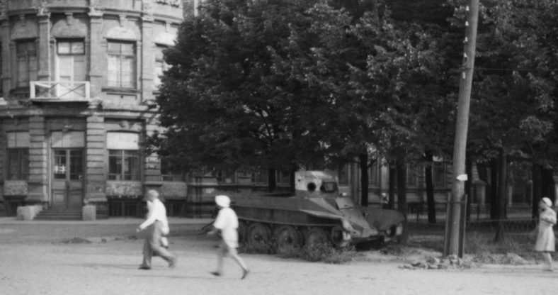 Брошенный танк БТ. Сентябрь 1941 г.