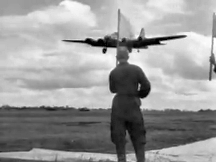 Бомбардировщики «B-17» прибывают на аэродром Миргорода. 2 июня 1944 г.
