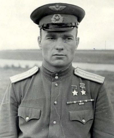 Дважды Герой Советского Союза майор Лавриненков. 1944 г.