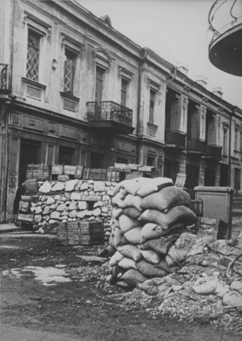 Баррикада на улице захваченной немцами Ялты. Ноябрь 1941 г.