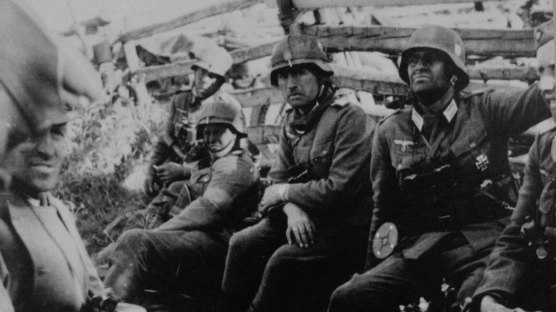 Немецкие солдаты и офицеры в ожидании начала атаки. 22 июня 1941 г.