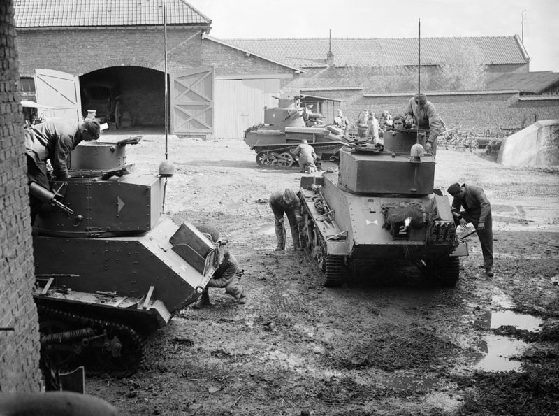 Экипажи легких танках Mk-VI на ферме недалеко от Арраса. Октябрь 1939 г.