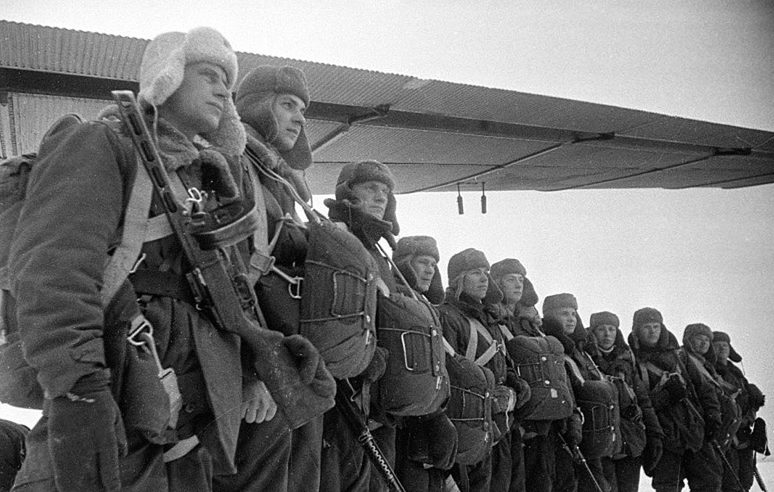 Подразделение советских десантников на аэродроме у бомбардировщика ТБ-3.