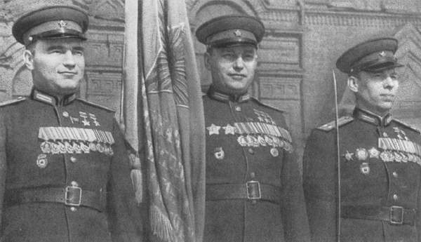 Подполковник В.Д. Лавриненков, полковник А.И. Покрышкин и подполковник А.В. Алелюхин (слева направо) на военном параде. 1948 г. 