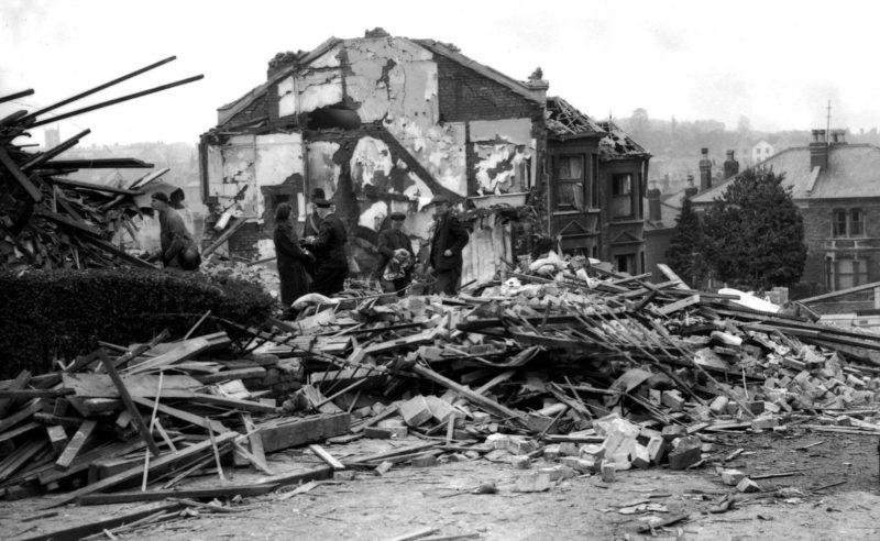 Спасатели и полицейские на развалинах города. Ноябрь 1940 г.