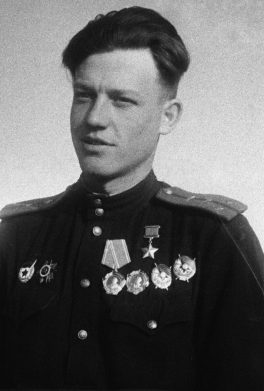 Герой Советского Союза капитан Павлов. 1944 г. 