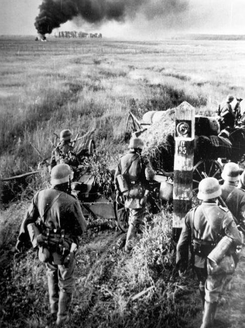 Немецкие войска пересекают границу СССР. 22 июня 1941 г. 