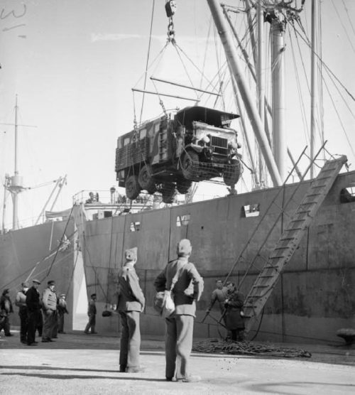 Выгрузка военной техники с транспортного корабля в Шербуре. Октябрь 1939 г.