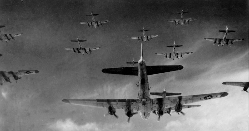 Строй бомбардировщиков «В-17».