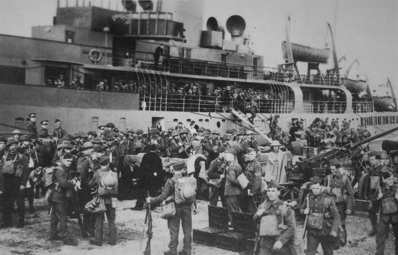 Солдаты Королевского Иннискиллингского фузилерного полка высаживаются в порту Шербура. Октябрь 1939 г.