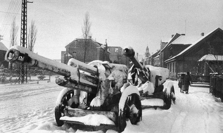 Полевая артиллерия подготовлена для размещения на улицах города. Январь 1945 г.