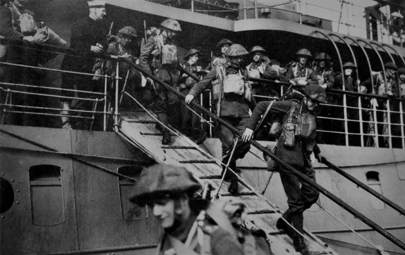Солдаты Королевского Иннискиллингского фузилерного полка высаживаются в порту Шербура. Октябрь 1939 г.