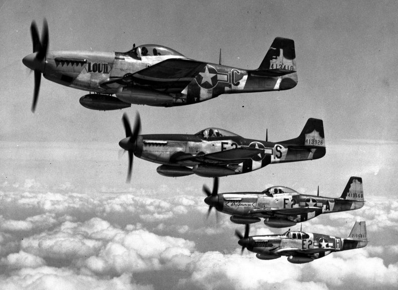 Истребителей «P-51» с дополнительными топливными баками.