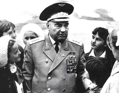 Генерал-полковник авиации Лавриненков среди молодежи. 1986 г. 