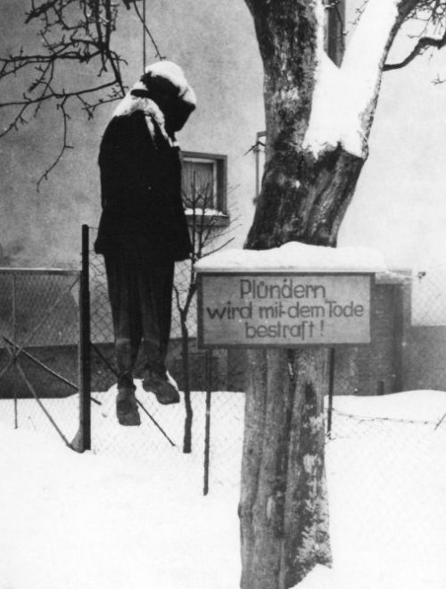 Немецкий солдат, повешенный на окраине Кенигсберга за мародерство. Февраль 1945 г.
