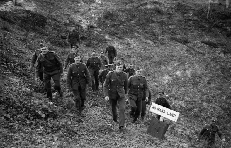 Британские солдаты посещают место бывшей «земли без человека» - поля битвы Первой мировой войны в Вими. Октябрь 1939 г.
