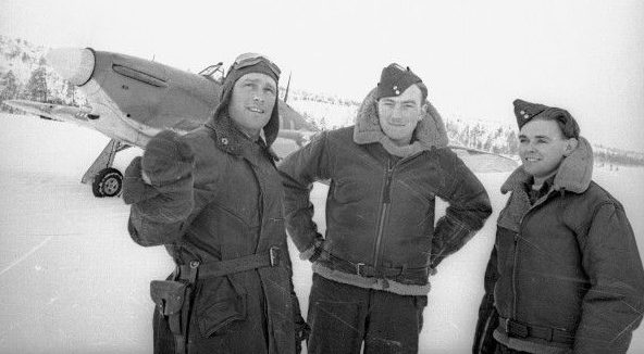 Советский ас Борис Сафонов (слева) с британскими летчиками Кеннетом Уодом (посередине) и Чарльтоном Хоу (справа). 
