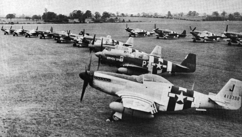 Истребители «P-51» из 486-й эскадрильи RAF «Debden» на пирятинском аэродроме.