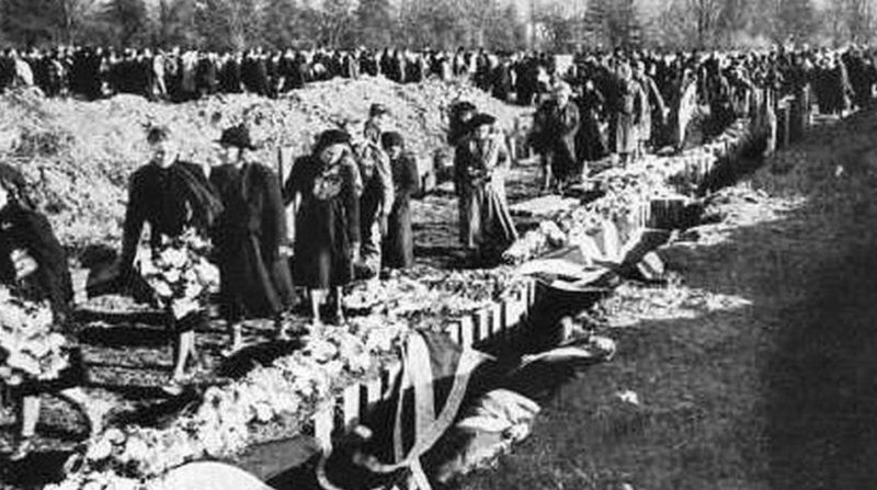 Похороны в братской могиле погибших горожан. Ноябрь 1940 г.