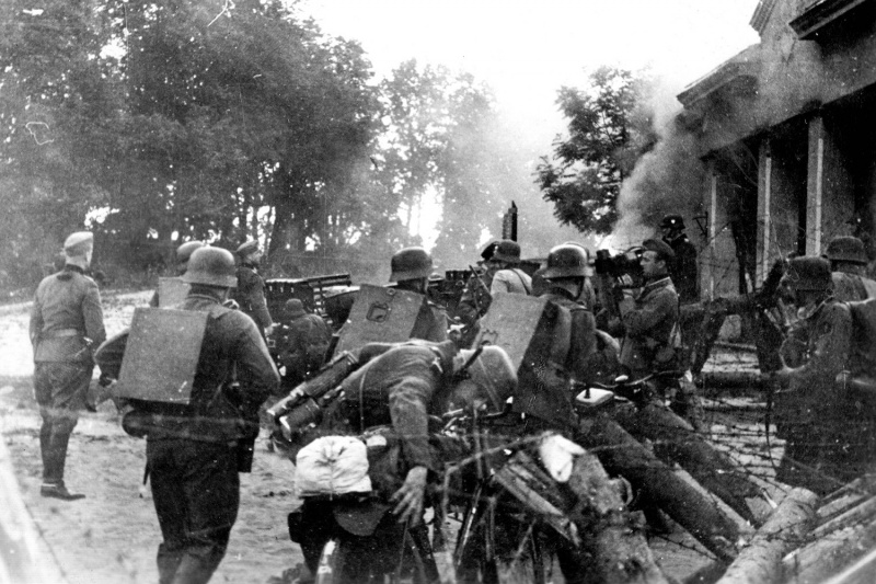 Солдаты Вермахта переходят границу у здания таможни в литовском городе Кибартай. 22 июня 1941 г.