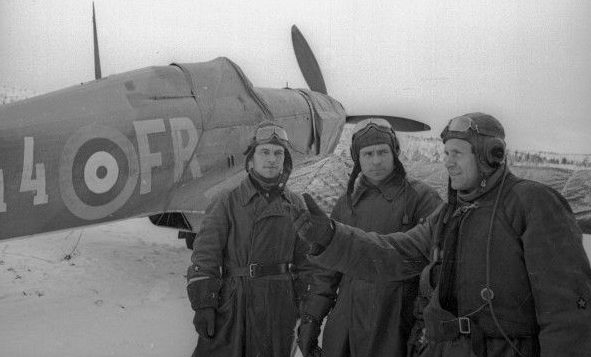 Советские летчики теперь уже у своего британского истребителя.