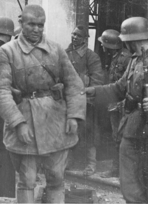 Немцы берут в плен пограничников в Кибартайе. 22 июня 1941 г.
