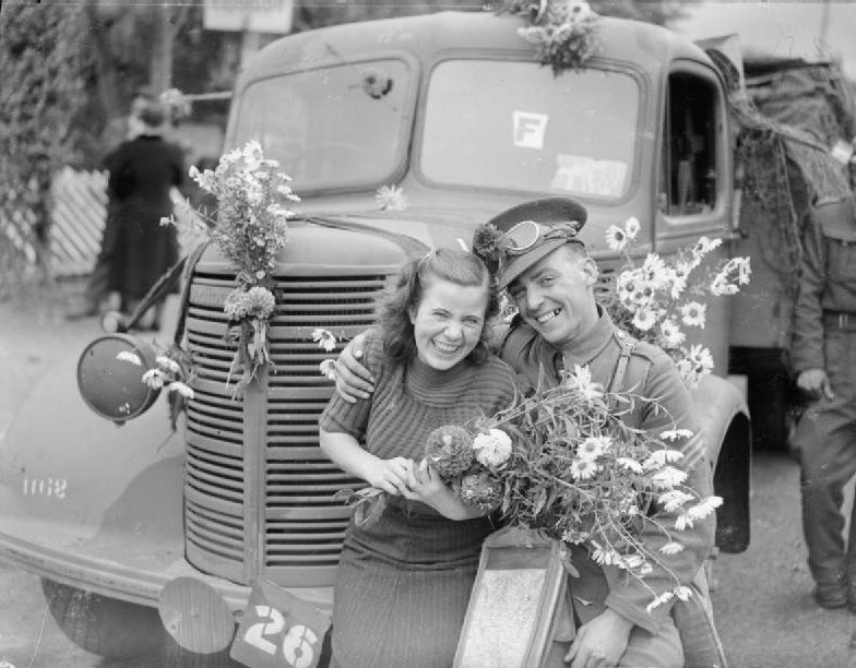 Британский солдат и французская девушка в Руане. Октябрь 1939 г.