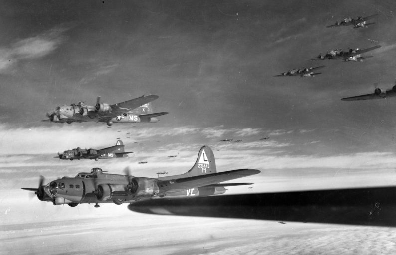 Бомбардировщики «B-17» 8-й воздушной армии ВВС США в полете.