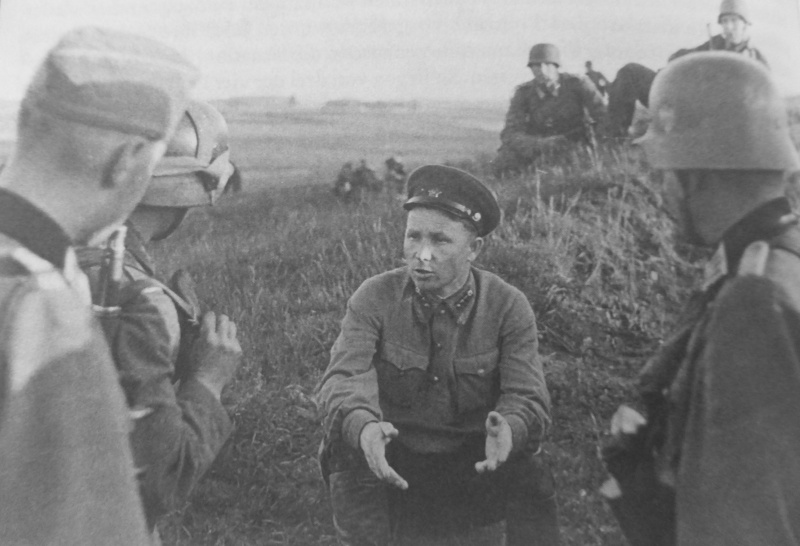 Допрос пленного политрука в районе Виштитис. Литва, 22 июня 1941 г.