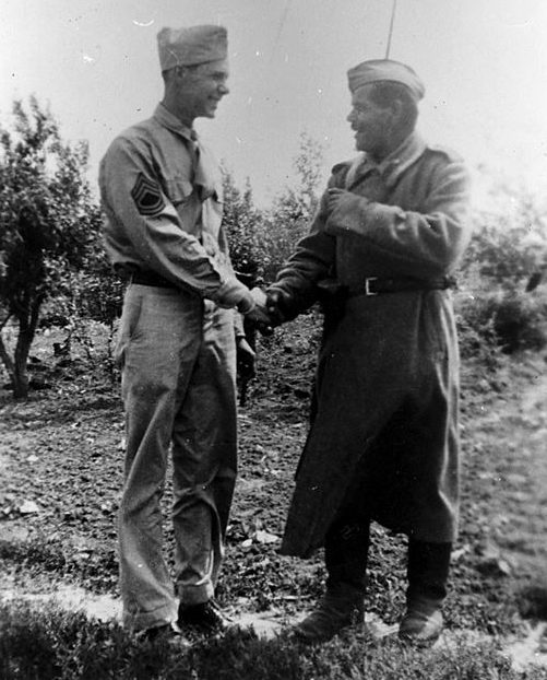 Пилот Бернар Макгуайр с караульным красноармейцем. Полтава, 1944 г. 