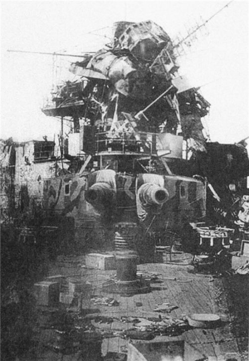 За превращение линкора «Шлезиен» в эту груду металла советский летчик получил 10 тыс. рублей.