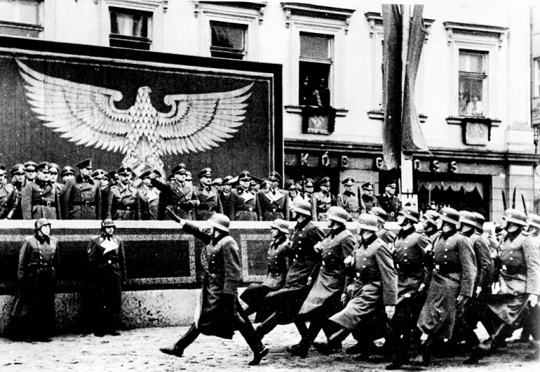 Парад войск СС и немецкой полиции принимает генерал-губернатор Ганс Франк. Площадь Адольфа Гитлера. Октябрь 1940 г. 
