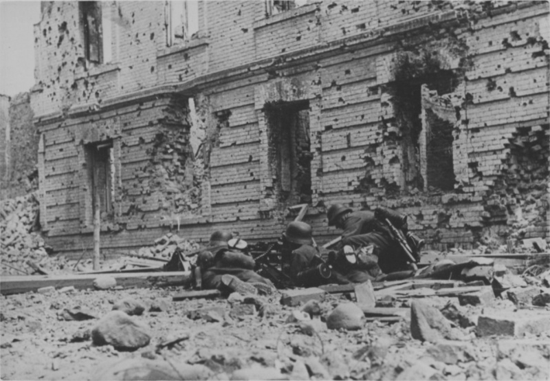 Немецкий пулеметный расчет у Холмских ворот в Цитадели Брестской крепости. Июнь 1941 г. 