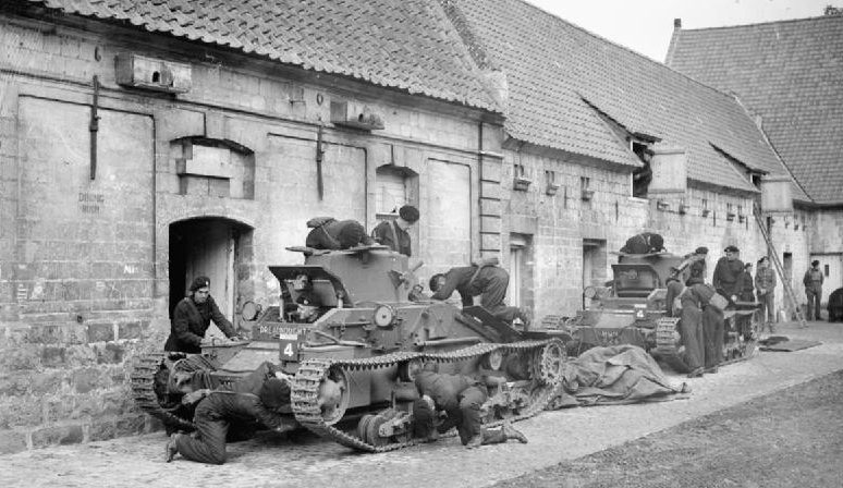 Экипажи 4-го Королевского танкового полка обслуживают свои танки Matilda Mk-I у сельскохозяйственных построек в Акке. 19 октября 1939 г.