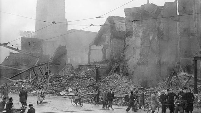 Центр города после налётов 14-15 ноября 1940 г. 