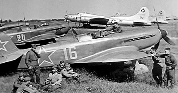 Бомбардировщики «B-17» и истребители «Як-9» на аэродроме Миргорода. 1944 г.