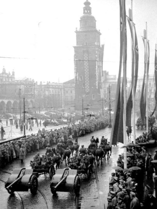 Парад войск СС и немецкой полиции принимает генерал-губернатор Ганс Франк. Площадь Адольфа Гитлера. Октябрь 1940 г.