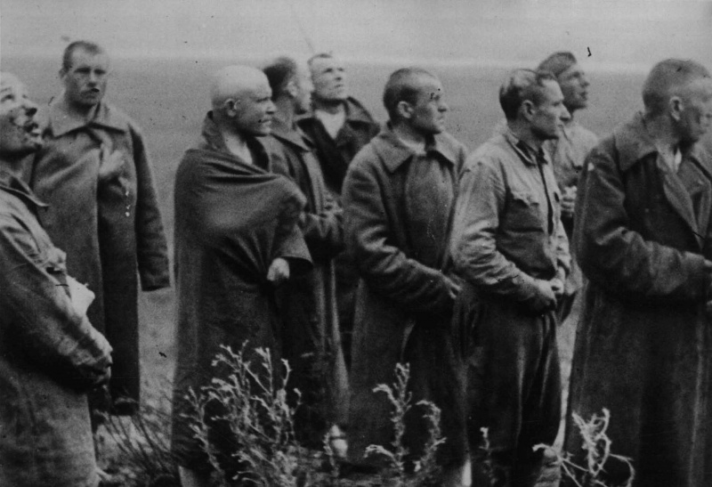 Первые военнопленные красноармейцы под Брестом. 22 июня 1941 г.