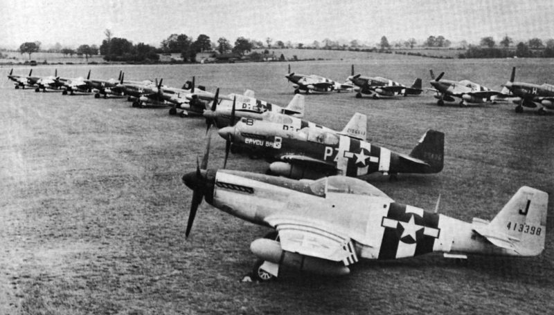 Истребители «P-51» из 486-й эскадрильи RAF «Debden» на Пирятинском аэродроме. 20 июня 1944 г.