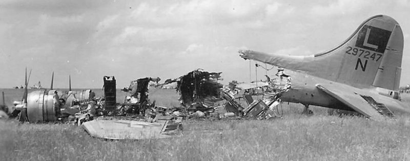 Обломки американских бомбардировщиков B-17 на аэродроме под Полтавой.