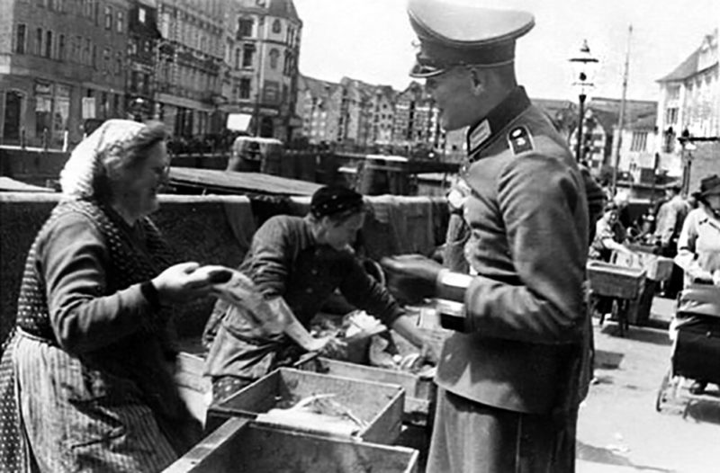 Уличная торговля рыбой. 1939 г.