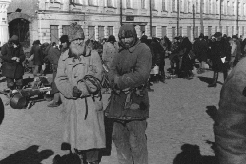 Вещевой рынок во время оккупации. Октябрь 1941 г.