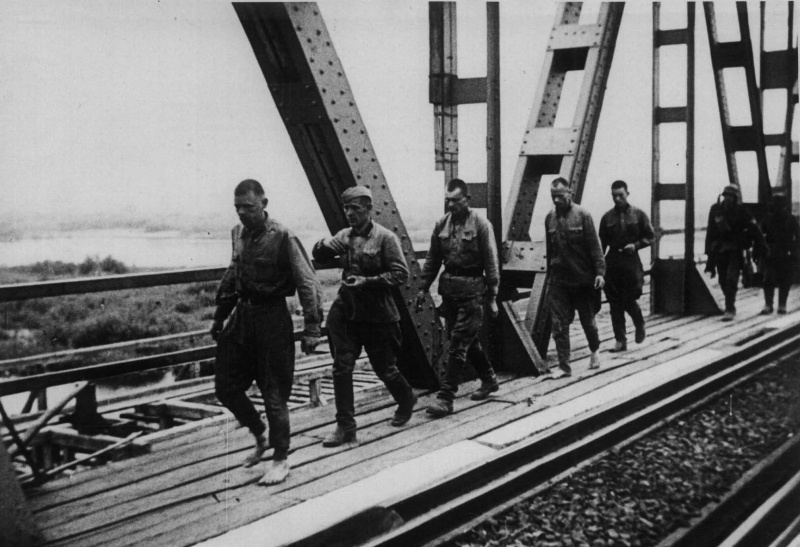 Советские военнопленные на железнодорожном мосту в Бресте. 22 июня 1941 г.