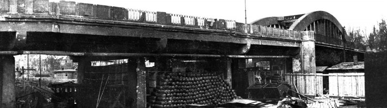Подготовленный немцами к подрыву железнодорожный виадук. Апрель 1945 г.